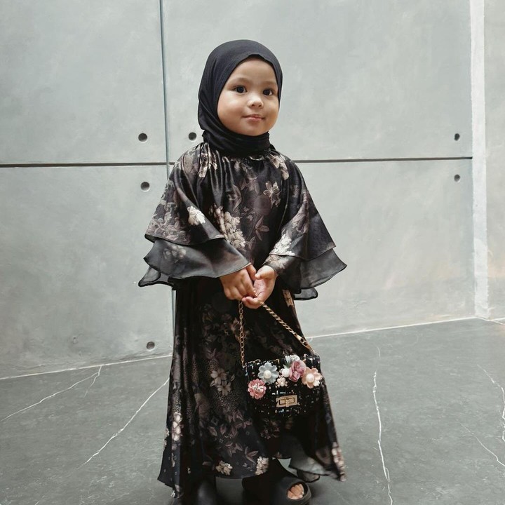 <p>"Duh <em>baby</em> gemas itu tasnya serasi banget," ungkap seorang netizen. "Enggak pernah ketinggalan nenteng tas kayak ibu-ibu pejabat ya, Na," papar netizen lainnya dengan emotikon hati. (Foto: Instagram: @attahalilintar)</p>
