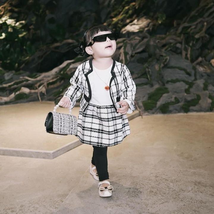 <p>Ameena Hanna Nur Atta, putri pertama Aurel Hermansyah dan Atta Halilintar, selalu tampil modis. Padahal, kini Ameena baru berusia 2 tahun, lho. (Foto: Instagram: @attahalilintar)</p>