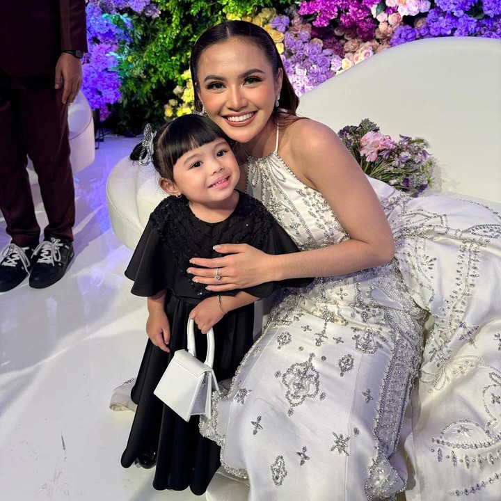 <p>Banyak netizen yang menyebut gaya Ameena ini sangat menggemaskan, lho. Tidak sedikit yang mengatakan tas dan pakaian Ameena sangat serasi. (Foto: Instagram: @ameenaatta)</p>
