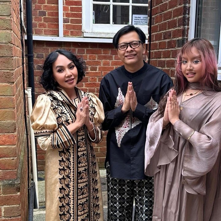 <p>Naja Anak Armand Maulana dan Dewi Gita kini hidup mandiri di London meski masih berusia 23 tahun. Di usianya ini, Naja juga telah berhasil menyelesaikan studinya, lho. Melihat dari berbagai unggahannya di media sosial, Naja memiliki gaya yang eksentrik dan <em>fashionable</em>. (Foto: Instagram: @dewigita01)</p>
