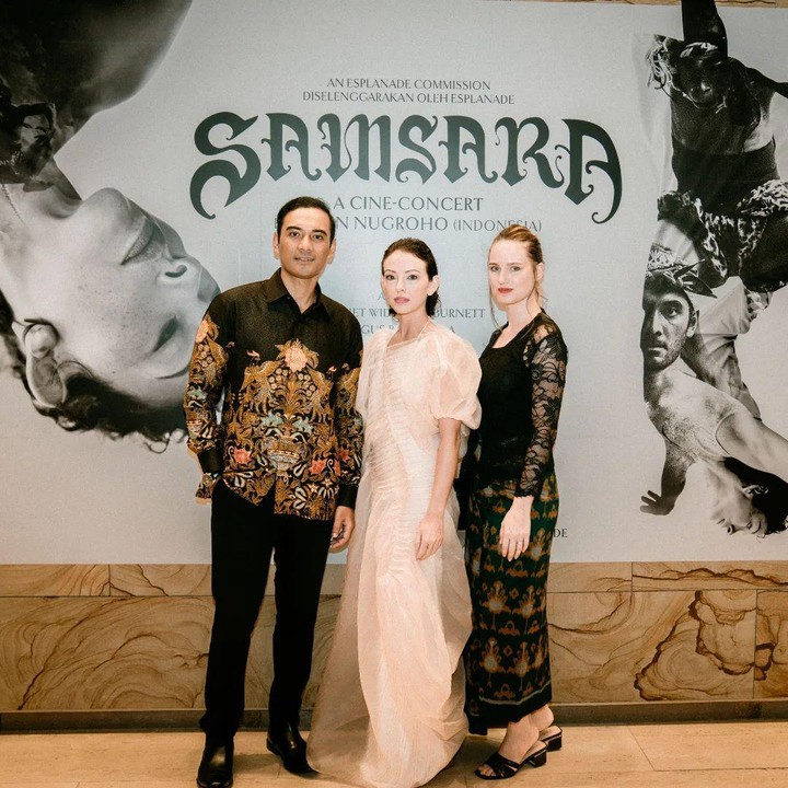 <p>Kehadiran Valentine Payen mencuri perhatian nih, Bunda. Istri bule Ario Bayu ini memang sering terlihat mendampingi suaminya kala menghadiri gala premiere film. Valentine sendiri merupakan seorang aktris yang juga merintis karier di Tanah Air. (Foto: Instagram @bayu_ario)</p>