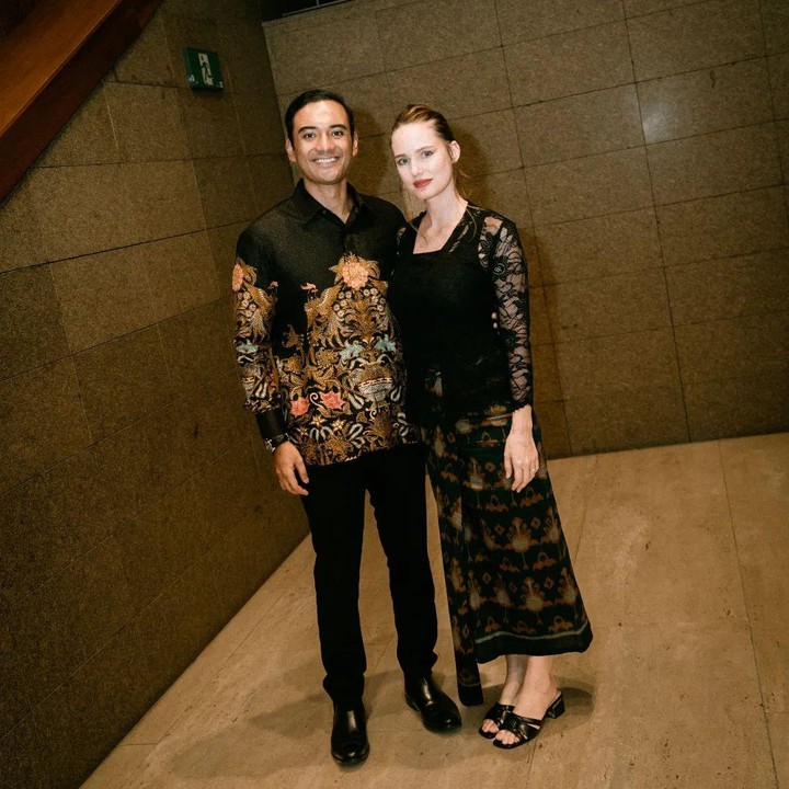 <p>Belum lama ini, aktor Ario Bayu menghadiri premier film terbarunya Samsara di Singapura, Bunda. Ario Bayu datang bersama istri bule Prancis, Valentine Payen. (Foto: Instagram @bayu_ario)</p>