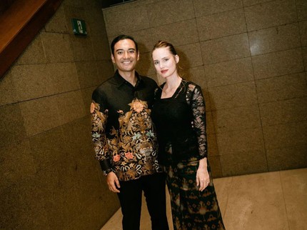 5 Potret Terbaru Ario Bayu dan Istri Bule Prancis Hadiri Premiere Film di Singapura
