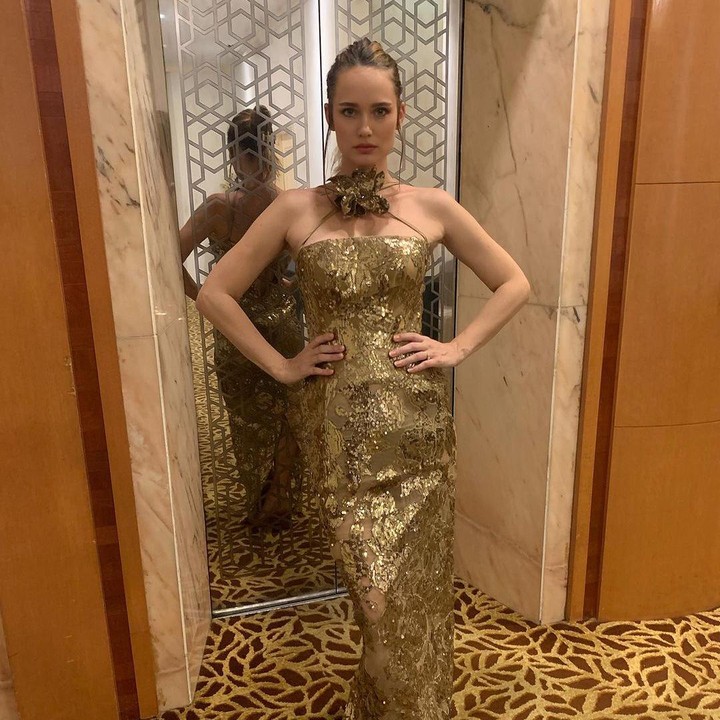 <p>Dalam unggahan ini, Ario Bayu juga mengunggah foto sang istri yang tengah berpose memamerkan gaunnya. Valentine terlihat cantik dengan gaun gold dan riasan yang simpel. (Foto: Instagram @bayu_ario)</p>