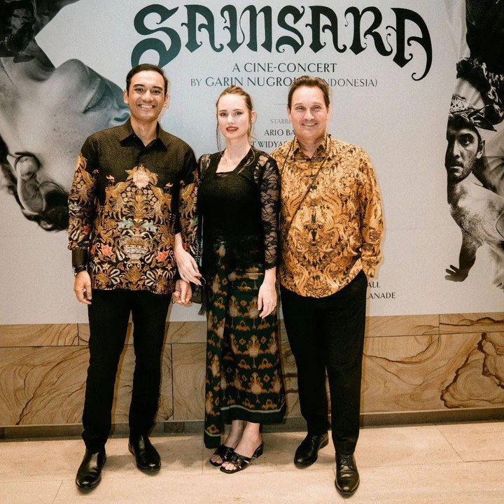 <p>Ario Bayu pernah mengatakan bahwa Valentine Payen adalah sosok istri yang suportif. Bunda satu anak ini juga menjadi kritikus karya-karya sang suami karena memang memiliki profesi yang sama. "Jujur bini gue itu kritikus yang paling pedas. Ya dan tidak (suka dikritik), tapi istri gue adalah tipe yang cukup jujur, dan itu baik juga ya," kata Ario Bayu bincang-bincang di TS Talks, dikutip dari YouTube TS Media, beberapa waktu lalu. (Foto: Instagram @bayu_ario)</p>