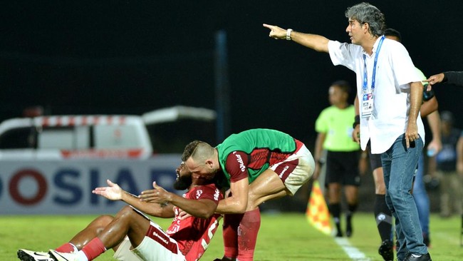 Strategi Teco Terusik Aksi Persib dalam Menahan Laju Bali United di Seri Puncak