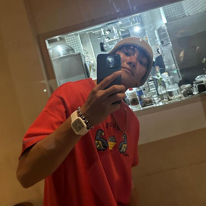 <p>Berpakaian santai dengan kaos merah dan bennie, Ji Chang Wook terlihat melokal saat sedang jalan-jalan di kawasan Jakarta, momen yang langka nih Bun. (Foto: Instagram @jichangwook)</p>
