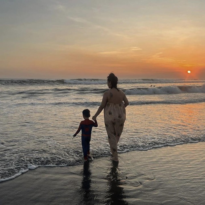 <p>Bunda, itulah potret Tengku Dewi Putri yang sedang melakukan babymoon bersama sang anak, Eshan. Semoga, ibu hamil yang satu ini dapat diberikan kesehatan dan kelancaran hingga masa persalinan yang akan mendatang ya. (Foto: Instagram @tengkudewiputri_tdp).</p>