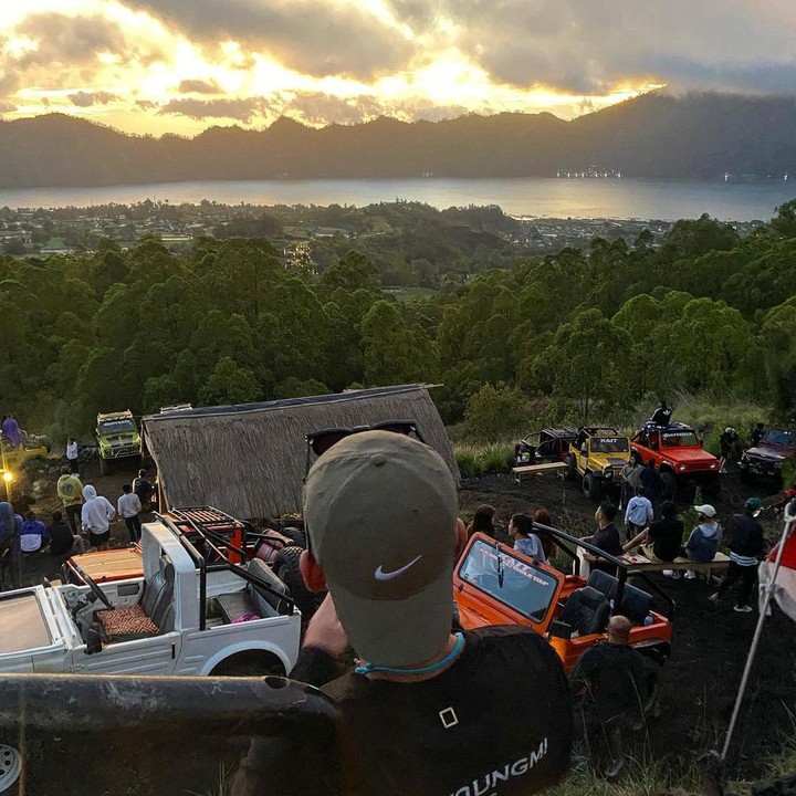 <p>Dilihat dari postingan Instagramnya, Song Ji Ho merupakan pencinta traveling, Bunda. Di foto yang satu ini, ia sedang mengunjungi Gunung Batur, Bali dan mengikuti Jeep Tour. (Foto: Instagram @ziffffo)</p>
