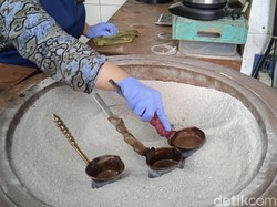 Djauw Coffee: Nikmat! Kopi Timur Tengah hingga Donat Ubi Ungu di Pecinan