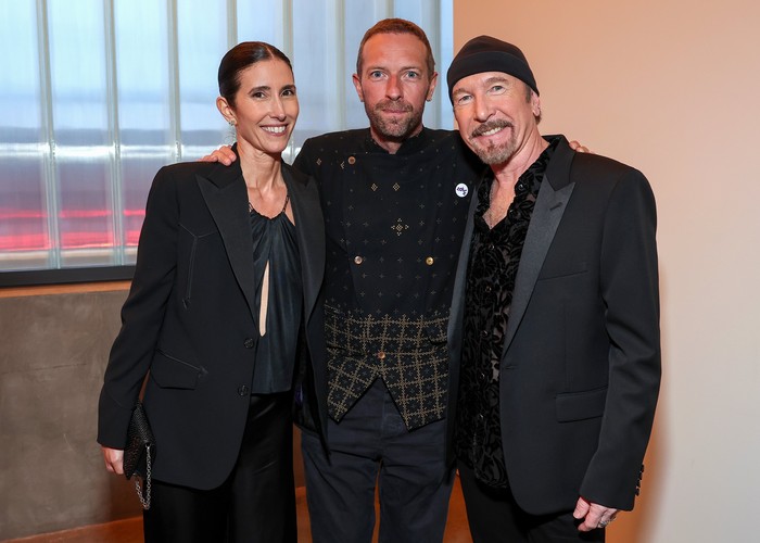 Gaya Chris Martin Pakai Beskap