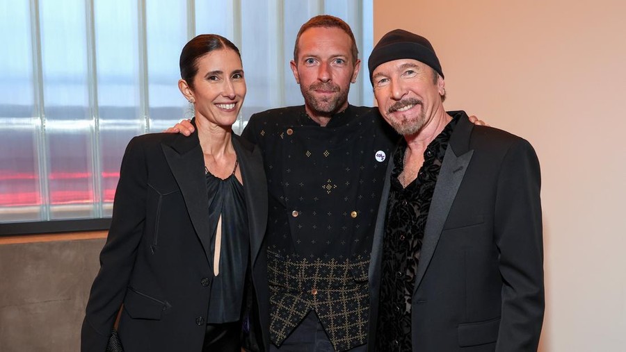 Gaya Chris Martin Pakai Beskap Gaya Chris Martin Pakai Beskap