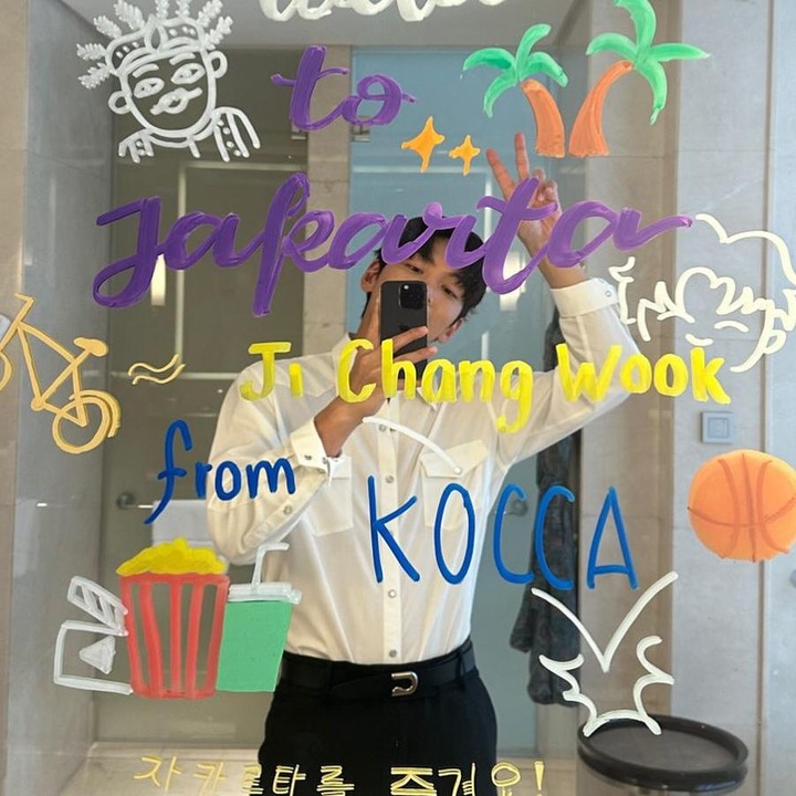 <p>Usai liburan di Labuan Bajo, Ji Chang Wook datang ke Jakarta untuk menghadiri event yang diselenggarakan KOCCA Indonesia, Bun. Ji Chang Wook tak lupa membagikan foto sambutan yang ia terima di kamar hotelnya. (Foto: Instagram @jichangwook)</p>