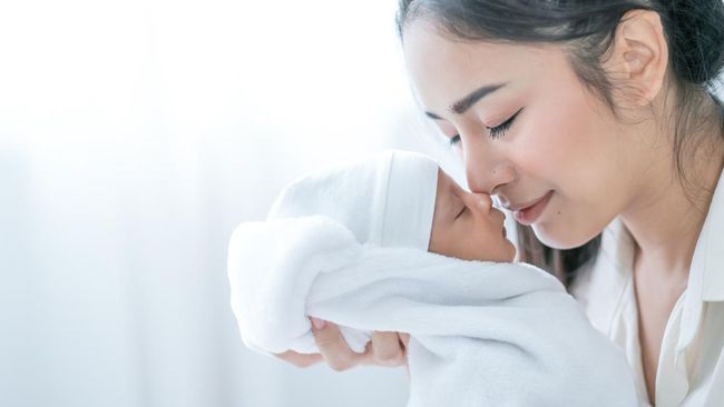 9 Cara Mengatasi Bayi Cegukan yang Aman, Tidak Bisa Asal Bun