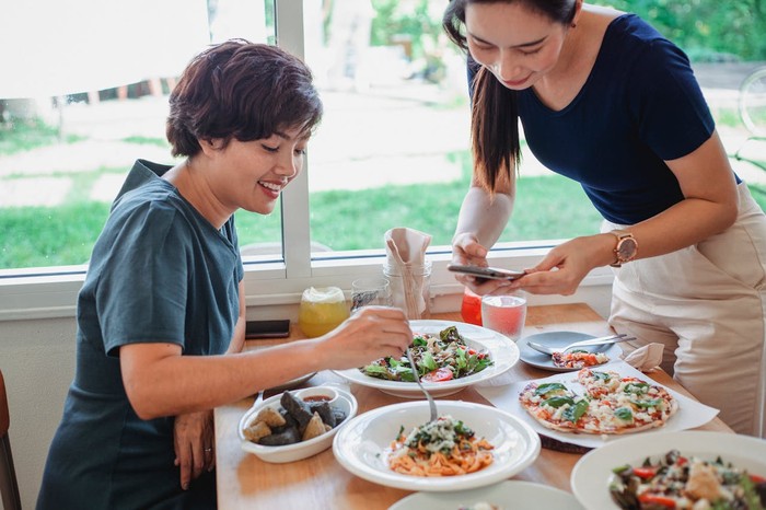 4 Zodiak Suka Mencoba Makanan Aneh