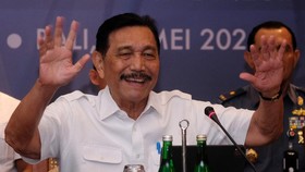 Momen Luhut Cium Tangan Paus Fransiskus di Depan Pelajar