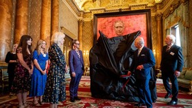 FOTO: Lukisan Potret Raja Charles yang Kena Nyinyir Netizen