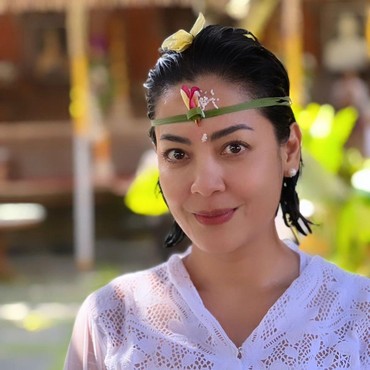 6 Potret Cantik Lulu Tobing Kenakan Kebaya Saat Jalani Upacara Mecaru di Bali