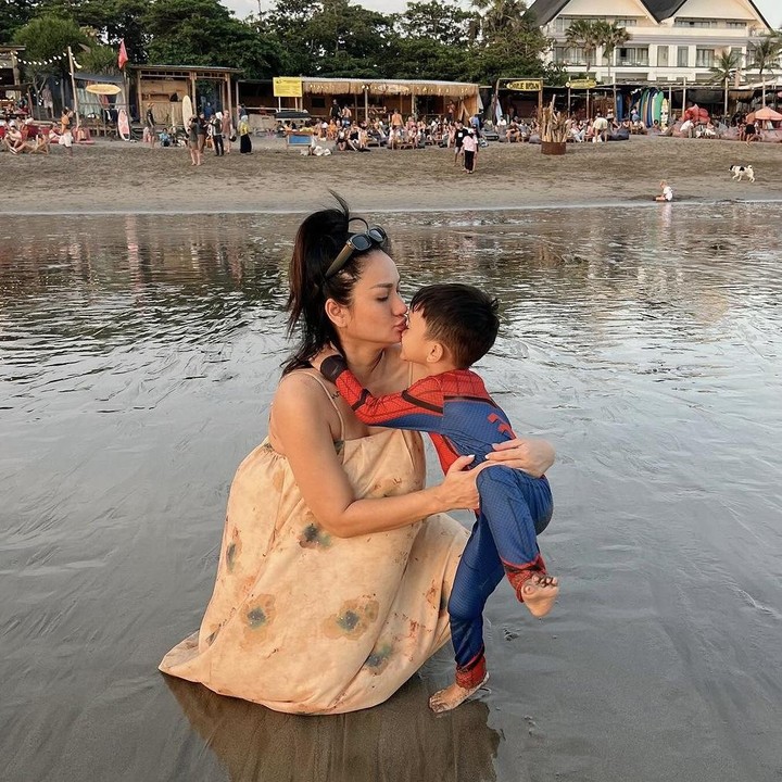 <p>Meski pernikahannya kini sedang diterpa ujian, Tengku Dewi tetap bersyukur karena kehadiran anak-anaknya. “Babymoon x ini beda… Yes So Special ditemeni 2 jagoan kecilku,” tulisnya melalui akun Instagram pribadinya. (Foto: Instagram @tengkudewiputri_tdp).</p>