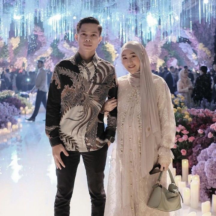 <p>Meski sedang berbadan dua, ibu hamil yang satu ini tetap semangat melakukan berbagai aktivitas lho. Beberapa waktu yang lalu, Larissa juga terlihat menghadiri acara pernikahan Mahalini dan Rizky Febian bersama sang suami. (Foto: Instagram @larissachou).</p>