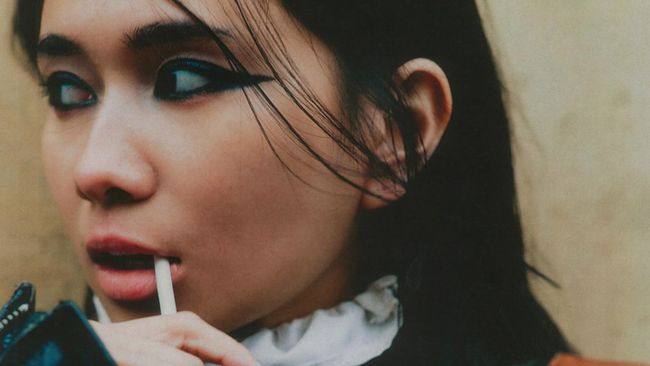 NIKI resmi merilis album terbaru berjudul Buzz pada hari ini, Jumat (9/8), disertai perilisan MV Buzz.