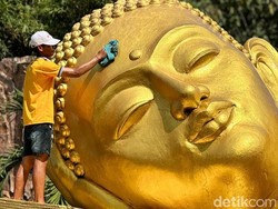 Sambut Waisak, Patung Buddha Tidur Terbesar di Indonesia Dimandikan