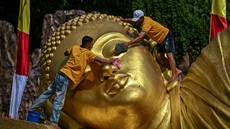 FOTO: Tradisi Mandikan Patung Buddha Tidur Mojokerto Jelang Waisak
