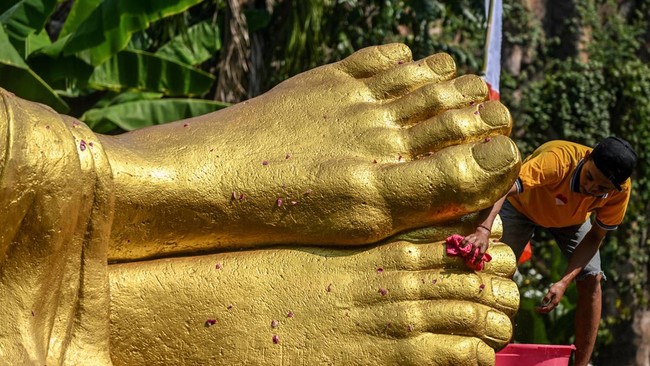 FOTO: Tradisi Mandikan Patung Buddha Tidur Mojokerto Jelang Waisak