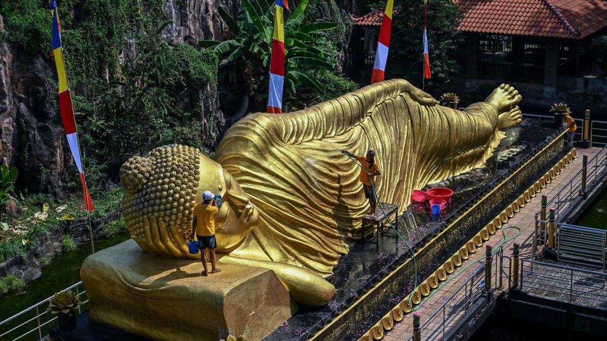 FOTO: Tradisi Mandikan Patung Buddha Tidur Mojokerto Jelang Waisak