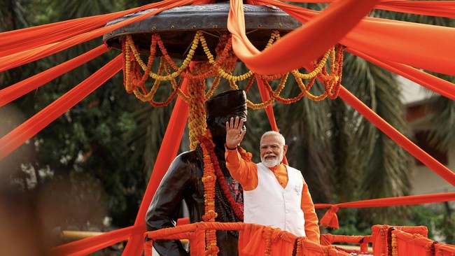 Perdana Menteri Narendra Modi diprediksi bakal memimpin India untuk periode ketiga setelah koalisi yang ia pimpin menang dalam pemilu.