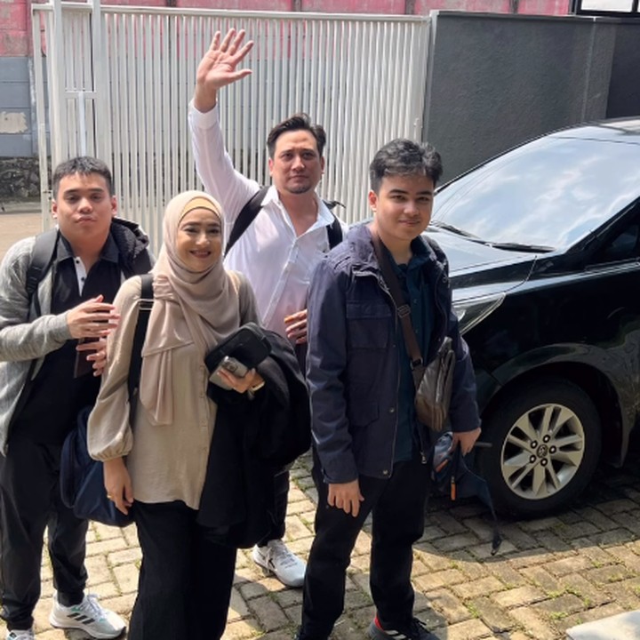 <p>Kepindahan Cindy dan Teuku Firmansyah ini bukan tanpa alasan. Keduanya memutuskan menetap di Kanada demi menemani kedua putranya yang akan melanjutkan pendidikan. (Foto: Instagram: @cindyfatikasari18)</p>