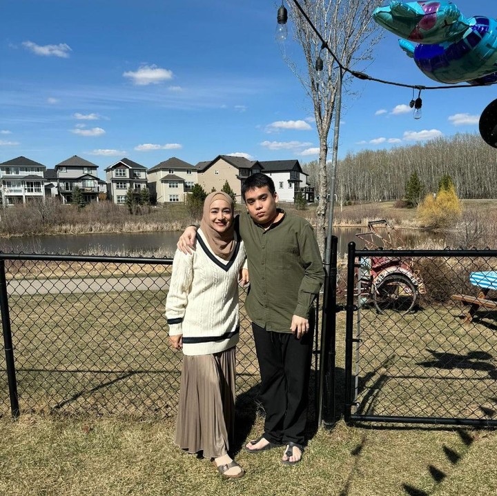 <p>"Cuaca enak banget, <em>good food, good friends</em>, anak-anak super <em>happy</em>. Terutama yang lagi ulang tahun. <em>Once again</em> <em>happy birthday</em> Benji," tutur Cindy pada sebuah unggahan dengan menyisipkan emotikon hati. (Foto: Instagram: @cindyfatikasari18)</p>