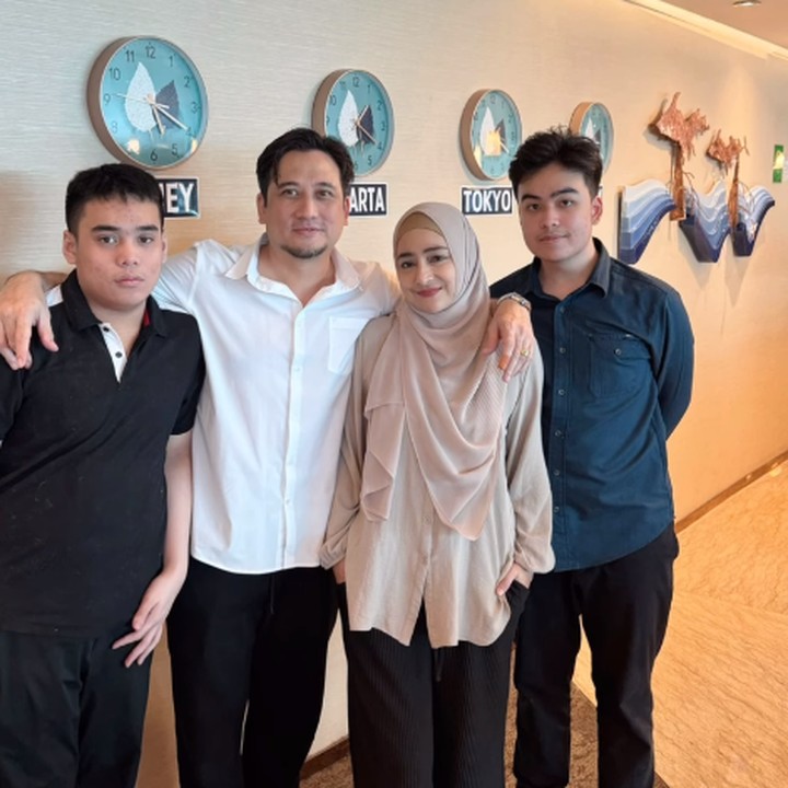 <p>Pasangan Cindy Fatikasari dan Teuku Firmansyah memutuskan untuk pindah ke Kanada, Bunda. Hal ini lantas sangat mengejutkan banyak pihak, termasuk anak sulungnya, Tengku Syaira Anataya. (Foto: Instagram: @cindyfatikasari18)</p>