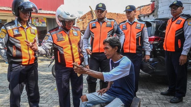 Dishub Jakarta menyatakan parkir di minimarket gratis sehingga juru parkir liar bakal ditertibkan selama sebulan ke depan.