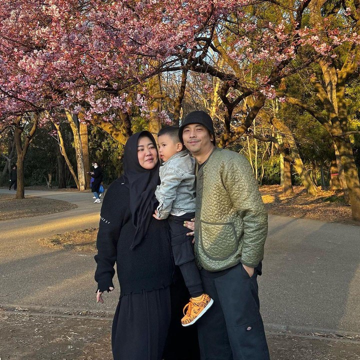 <p>Kehidupan pribadi Risa termasuk jarang tersorot kamera. Risa lebih banyak membagikan momen kebersamaannya dengan keluarga di media sosial. Melalui media sosial, Bunda satu anak ini juga memilih untuk mengumumkan kabar kehamilan keduanya. (Foto: Instagram @risa_saraswati)</p>