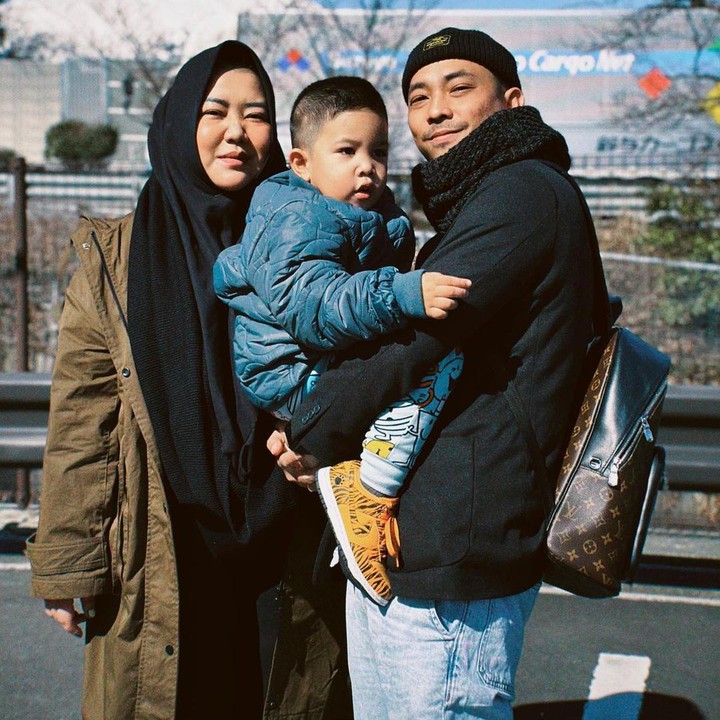 <p>YouTuber konten terkenal Jurnal Risa, Risa Saraswati, akan segera dikaruniai anak kedua. Belum lama ini, Risa dan sang suami Dimas Tri Aditiyo mengungkap kabar bahagia ini ke publik. Sebelumnya, pasangan ini telah dikaruniai anak pertama bernama Anaking Raga Janari. (Foto: Instagram @risa_saraswati)</p>