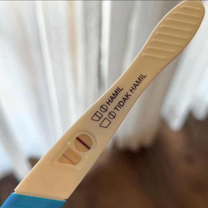 <p>Risa mengunggah test kehamilan yang menunjukkan hasil positif di Instagram. Dalam unggahan ini, Risa juga membagikan video anak pertamanya yang sedang bermain di halaman. "Bayangin yang kayak gini, ada dua," tulisnya. (Foto: Instagram @risa_saraswati)</p>