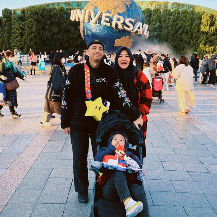 <p>Sejak menikah, Risa sering membagikan momen kebersamaan dengan suami dan anaknya. Salah satu momen yang kerap dibagikan adalah saat keluarganya menghabiskan waktu berlibur. (Foto: Instagram @risa_saraswati)</p>