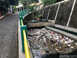 Sampah Menumpuk-Mengapung di Selokan RTH Winongo Jogja, Warga: Terganjal Bambu