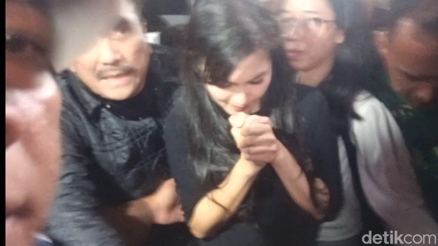 Sandra Dewi keluar dari Kejagung.