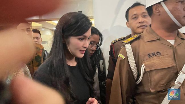 Tanpa Senyum, Begini Sandra Dewi Jalani Pemeriksaan 10 Jam di Kejagung