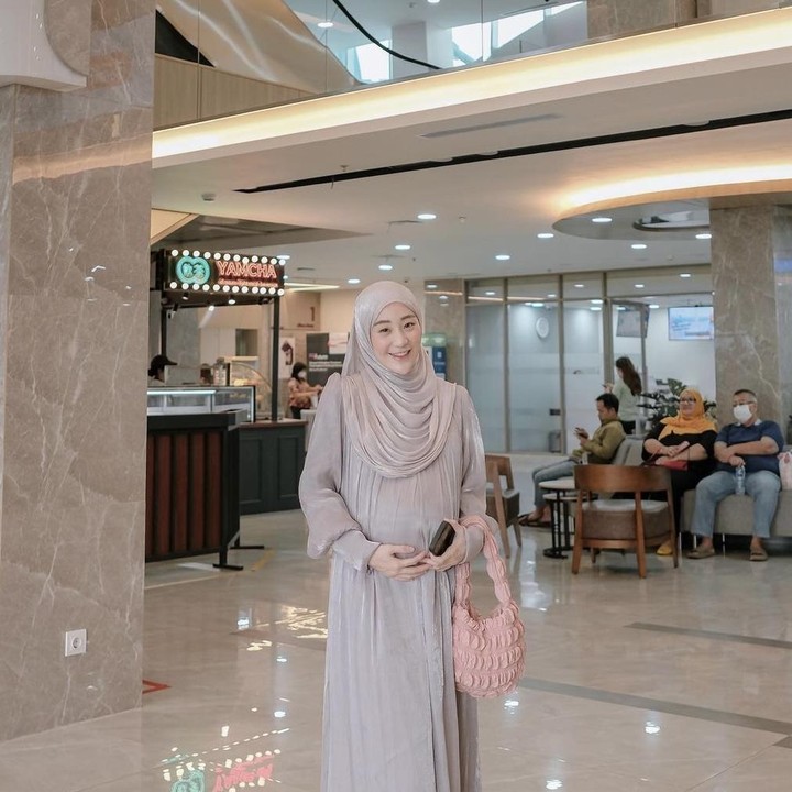 <p>Sebagai ibu hamil yang baik, Larissa juga selalu rajin untuk memeriksa kandungannya ke dokter. “Kontrol dede lagi hari ini. Doain semua lancar & dedenya sehat sampai Lahiran nanti yaa..,” tulis calon Bunda dua anak itu. (Foto: Instagram @larissachou).</p>