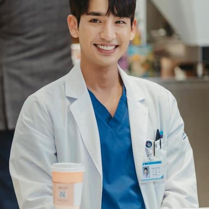 <p>Sebelum membintangi <em>Lovely Runner</em>, nama Song Ji Ho semakin dikenal publik lewat perannya di drakor populer <em>Doctor Cha</em> (2023). Di sini ia berperan sebagai dokter magang dan merupakan putra kepala bedah di rumah sakit. (Foto: Instagram @ziffffo)</p>