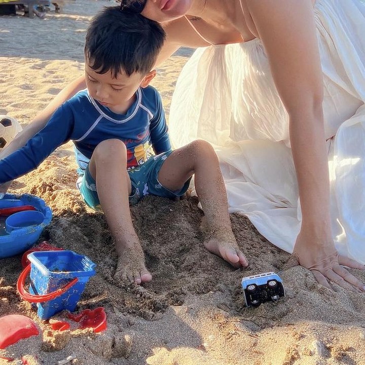 <p>Seperti ibu hamil lainnya, Tengku Dewi menyempatkan diri untuk melakukan babymoon sembari menantikan kelahiran anaknya. Namun, kali ini ia hanya ditemani oleh Eshan tanpa adanya kehadiran sang suami, Andrew Andika. (Foto: Instagram @tengkudewiputri_tdp).</p>