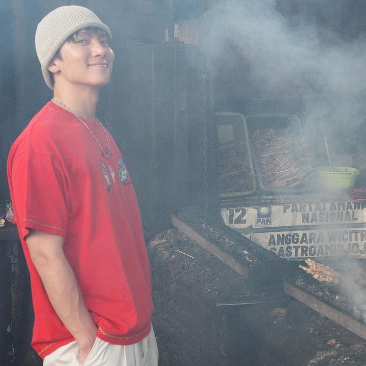 <p>Setelah hadiri event di Korea 360 Lotte Mall, Ji Chang Wook menyempatkan dirinya jajan satai di Jakarta, Bun. Terlihat dari foto yang dibagikan di Instagram, ia tengah menunggu satai pesanannya yang sedang dibakar itu. (Foto: Instagram @jichangwook)</p>
