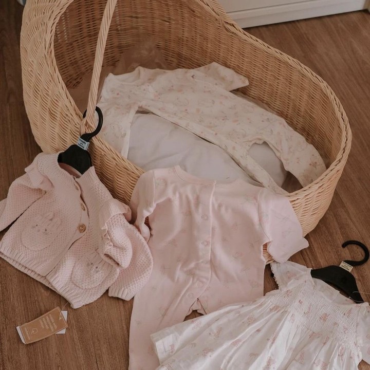 <p>Tak hanya itu, Larissa juga sudah mempersiapkan baju untuk calon anaknya yang berjenis kelamin perempuan. Melalui akun Instagram pribadinya, ia membagikan foto pakaian berwarna merah muda yang telah ia beli untuk Si Kecil. (Foto: Instagram @larissachou).</p>