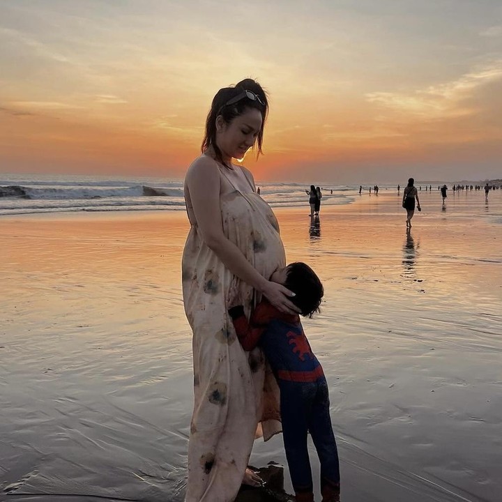 <p>Tak hanya itu, Tengku Dewi juga membagikan beberapa foto dirinya yang tengah menikmati babymoon bersama Eshan di Pulau Dewata. Keduanya tampak bahagia sambil bermain di pantai dengan pemandangan matahari terbenam. (Foto: Instagram @tengkudewiputri_tdp).</p>