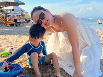 5 Potret Tengku Dewi Putri Babymoon Tanpa Suami, Tetap Spesial Ditemani Sang Anak