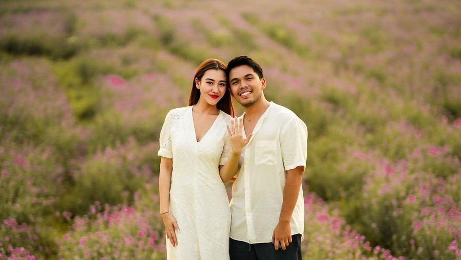 Thariq Halilintar melamar Aaliyah Massaid.