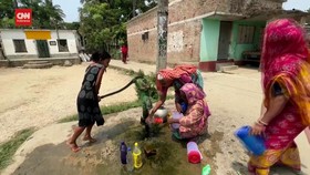 VIDEO: Berburu Setetes Air di Tanah Tandus ala Perempuan India